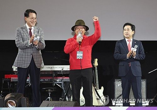 영화제 개막 알리는 엄홍길 집행위원장