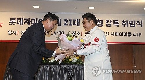 꽃다발 전달받는 김태형