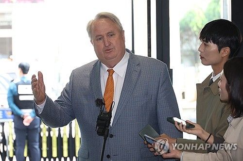 당사 들어서는 인요한 혁신위원장