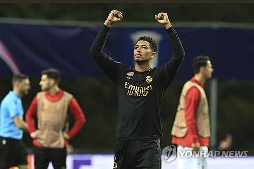 브라가전을 마치고 두 손을 번쩍 들어 보인 주드 벨링엄