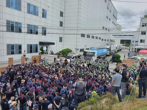 화물연대 노조원과 경찰의 SPC 세종공장 앞 대치 현장 