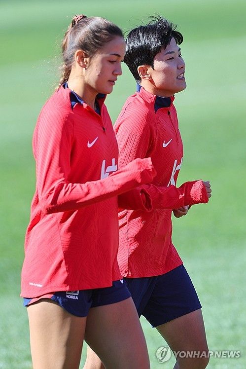 훈련하는 지소연-페어