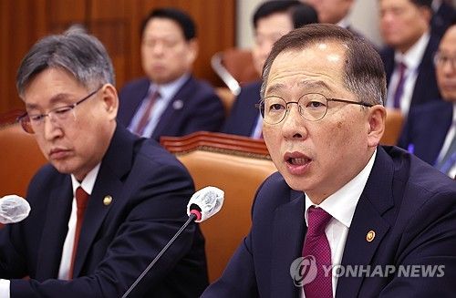 답변하는 조승환 해양수산부 장관