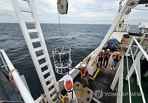 시료채취장비로 해수 채취작업