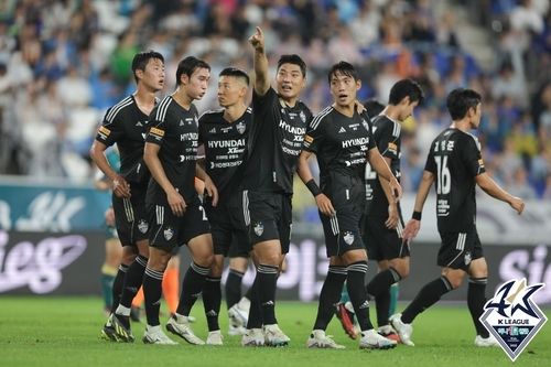 골세리머니를 펼치는 울산 현대 선수들