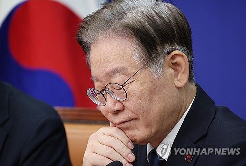 생각하는 이재명 대표