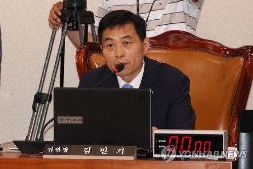 발언하는 김민기 국토교통위원장