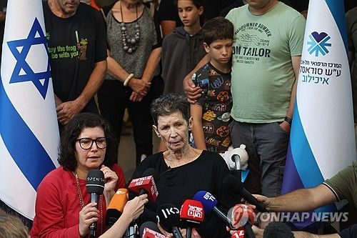 하마스에 인질로 잡혔다가 풀려난 인질 요체베드 리프시츠씨. 왼쪽은 딸 샤론씨(왼쪽)