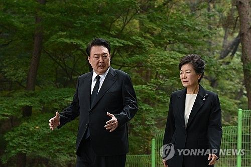 대화 나누며 함께 걷는 윤석열 대통령과 박근혜 전 대통령