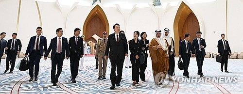 순방 마치고 귀국길 오르는 윤석열 대통령 내외