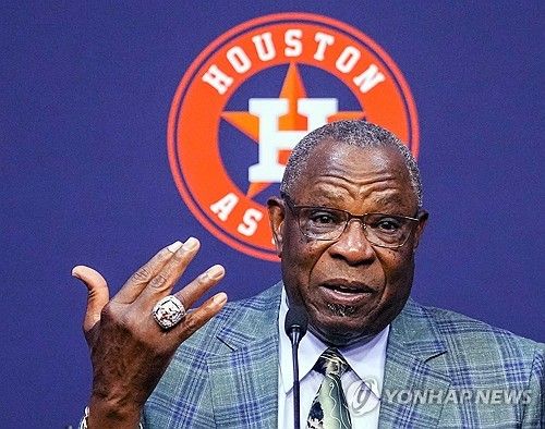 휴스턴 베이커 감독 공식 은퇴 