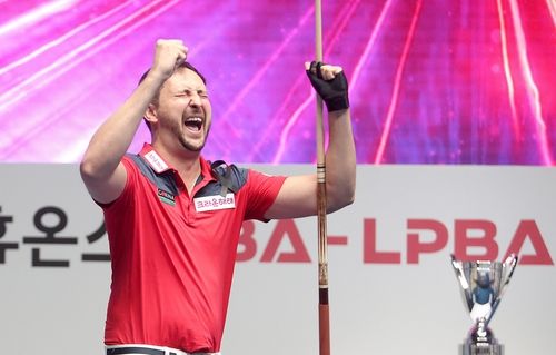 스페인 출신 대선배를 상대로 승리하고 기뻐하는 다비드 마르티네스