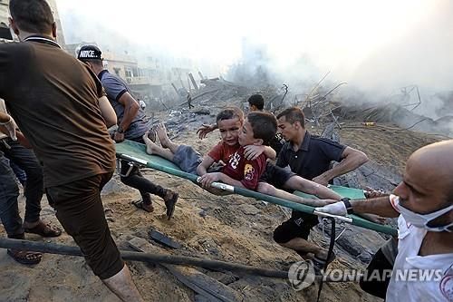 가자 지구 공습 현장에서 구출되는 어린이 [AP=연합뉴스] 