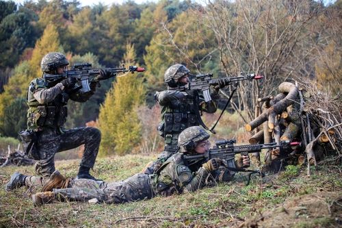 산악지역전투 훈련중인 육군 장병들