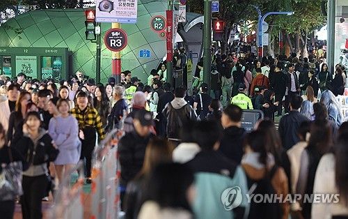 '핼러윈 불금' 붐비는 홍대 거리