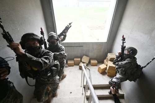 한·미 연합전투 훈련 중 건물을 수색하는 육군 장병