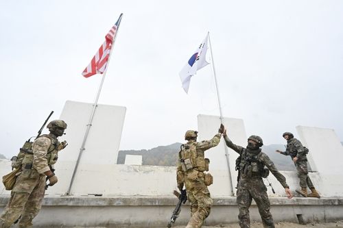 한·미 연합전투 훈련을 마치고 하이파이브 하는 한·미 육군 장병