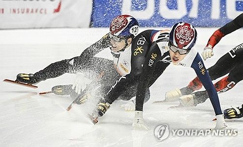 지난 23일 월드컵 1차 대회 1,000ｍ 결승에서 넘어지는 박지원(오른쪽)과 부딪혀 넘어지는 황대헌