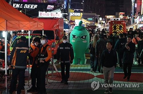 '핼러윈 불금' 붐비는 홍대 거리