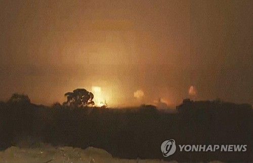 이스라엘 남부에서 가자 쪽을 찍은 영상에서 폭발이 일어나고 있다.[AP=연합뉴스]