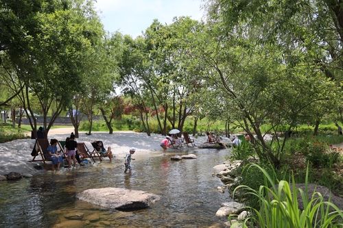 정원박람회 개울길 즐기는 시민들