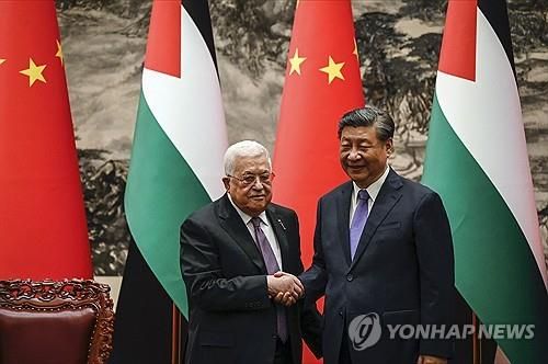 시진핑 국가주석과 팔레스타인 자치기구의 마무드 아바스 수반