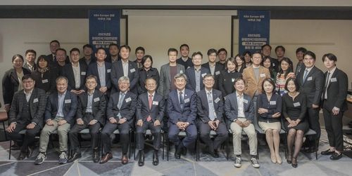 유럽한국기업연합회 총회 후 기념사진 찍는 참석자들
