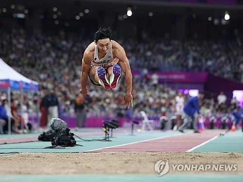 세단뛰기 도약하는 유규민