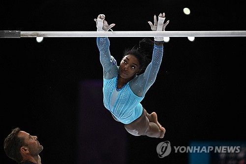돌아온 체조 여제 바일스의 이단 평행봉 연습 장면 