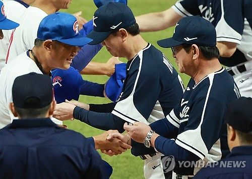 대만 감독과 인사하는 류중일 감독