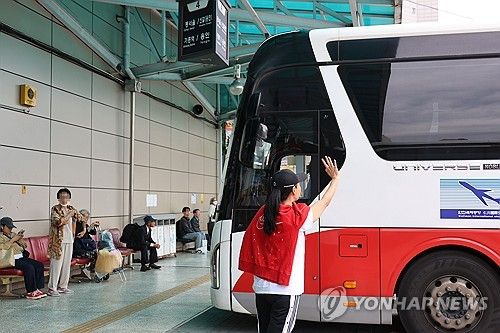 가족과 작별 인사