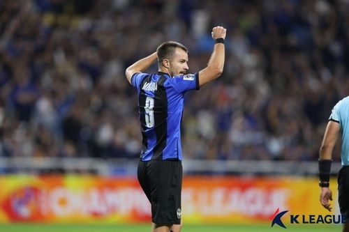 골세리머니를 펼치는 인천 유나이티드의 무고사