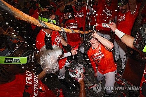 볼티모어 선수단의 '맥주 원샷' 세리머니