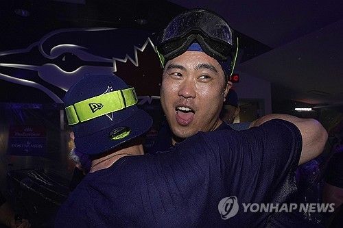 포스트시즌 진출이 확정된 뒤 동료와 세리머니하는 류현진