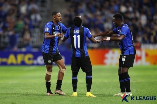 에르난데스(맨왼쪽)의 득점을 함께 기뻐하는 제르소와 음포쿠