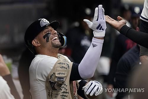 홈런 두 방을 터뜨린 로이스 루이스