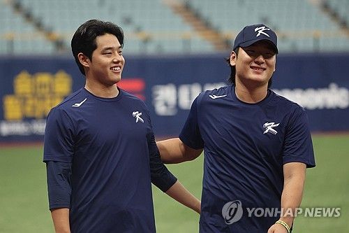 대화하는 문동주-곽빈