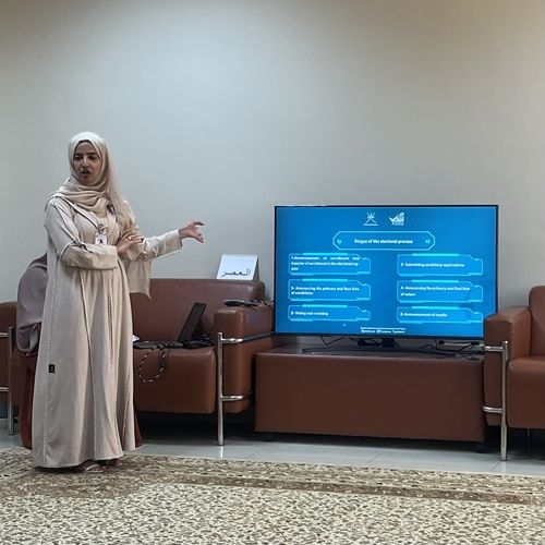 디지털 선거 과정에 대해 설명하는 오만 정부 관계자