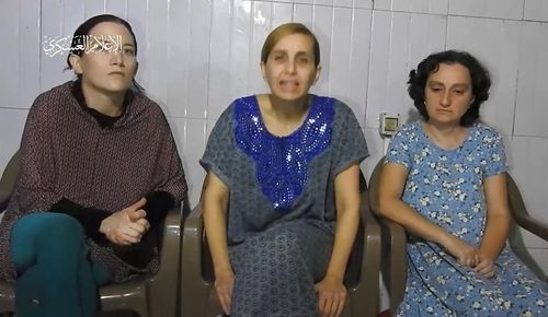 하마스가 공개한 영상. 하마스는 영상에 나오는 여성들이 이스라엘 인질들이라고 주장했다.[소셜미디어 엑스(X·옛 트위터) 캡처. 재판매 및 DB 금지]