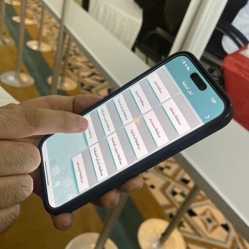 선거용 스마트폰 앱 '안타킵'(Antakhib) 사용법을 보여주는 오만 정부 관계자 