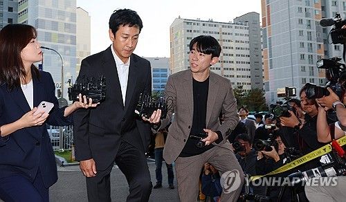 경찰조사 받으러 출석하는 이선균