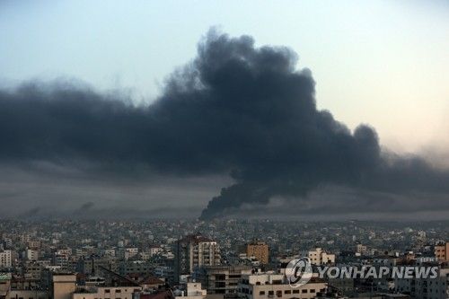 이스라엘군 공습에 검게 물든 가자시티 상공