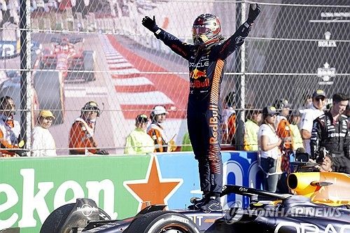 우승을 기뻐하는 막스 페르스타펀