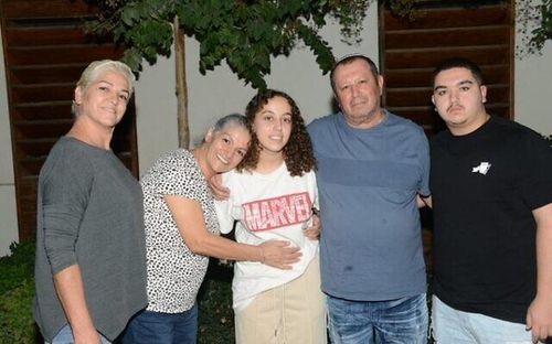 하마스에 인질로 잡혔다가 구출된 오리 메기디시 이병(가운데)이 가족들과 재회했다