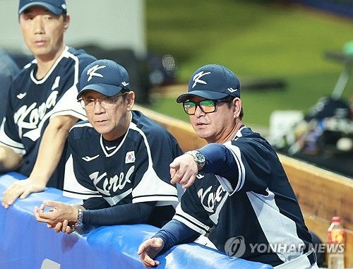 최일언 코치와 상의하는 류중일 감독