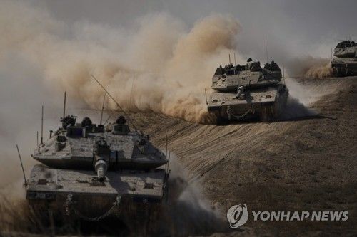 가자지구로 돌진하는 이스라엘군 탱크