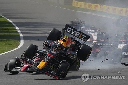 추돌사고로 크게 부서지는 세르히오 페레스의 머신