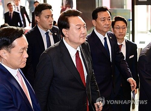 국회 들어서는 윤석열 대통령