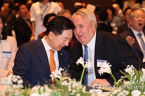 국가조찬기도회서 대화하는 김기현-인요한