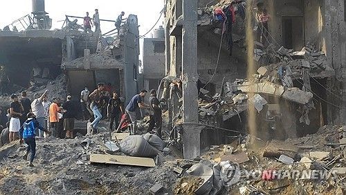 31일(현지시간) 팔레스타인 가자지구 북부 자발리아 난민촌의 건물 잔해에서 주민들이 구조 작업 중이다.